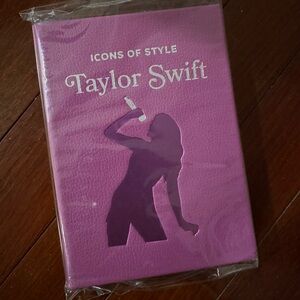 Taylor Swift Icons of Style Book - Brand New